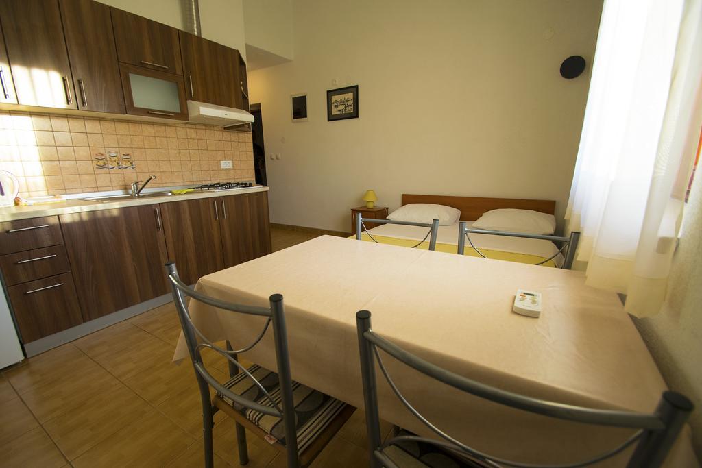 Apartments Zile Starigrad Paklenica Cameră foto